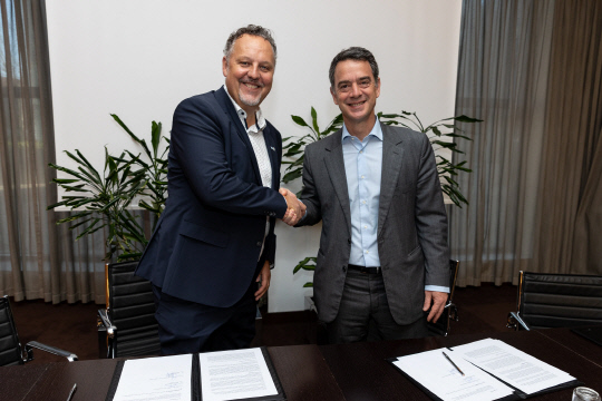 SK에코플랜트의 자회사 테스와 포르투갈 최대 에너지기업 갈프가 폐배터리 재활용 시설 건립 추진을 위한 업무협약을 체결했다. 사진은 토마스 홀버그(왼쪽) 테스 글로벌부사장과 조르지오스 파파드미트리우 갈프 부사장이 업무협약을 체결한 뒤 기념사진을 찍고 있는 모습.  <사진=SK에코플랜트>